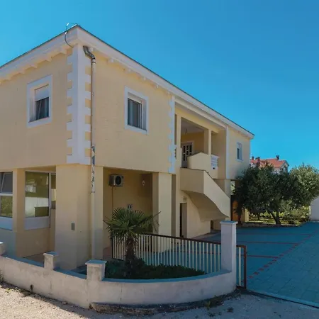 Julija Klovica V Apartment