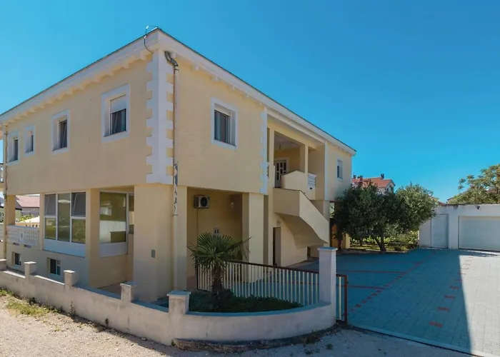 Julija Klovica V Apartman